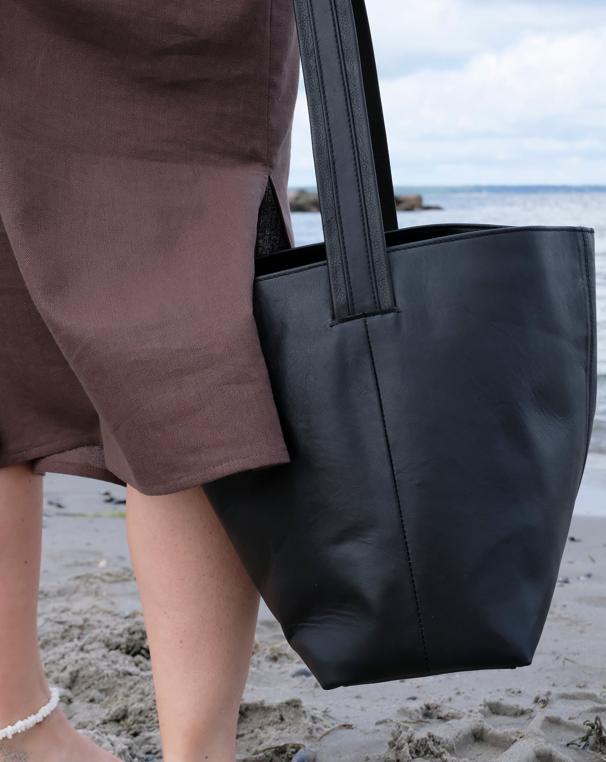 BLACK LEATHER TOTE BAG