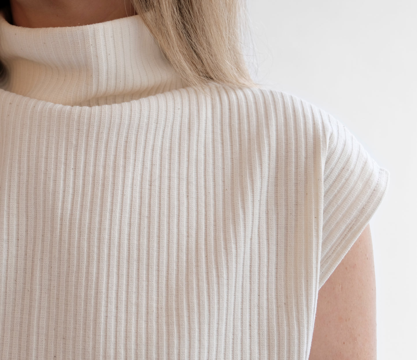 HIGH NECK T-SHIRT