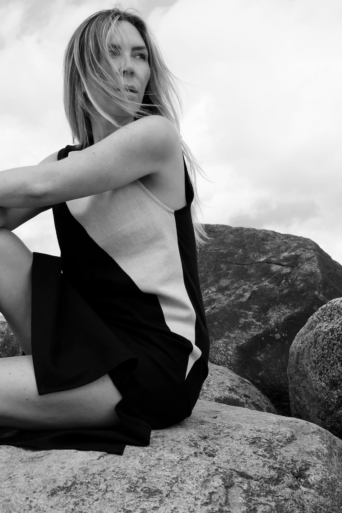 COLOR BLOCKING MIDI SHIFT DRESS