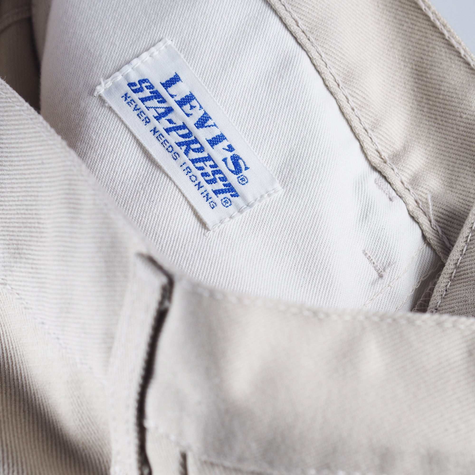 HIGH WAISTED LEVI'S JEANS