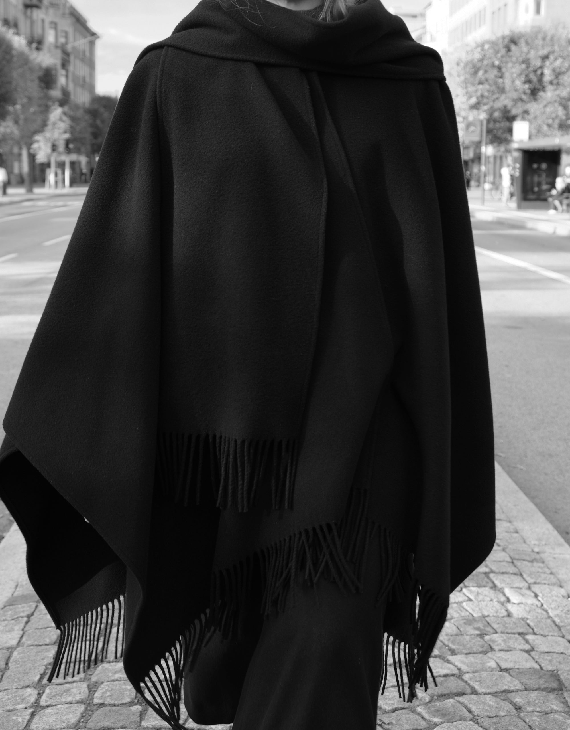 FRINGE WOOL CAPE