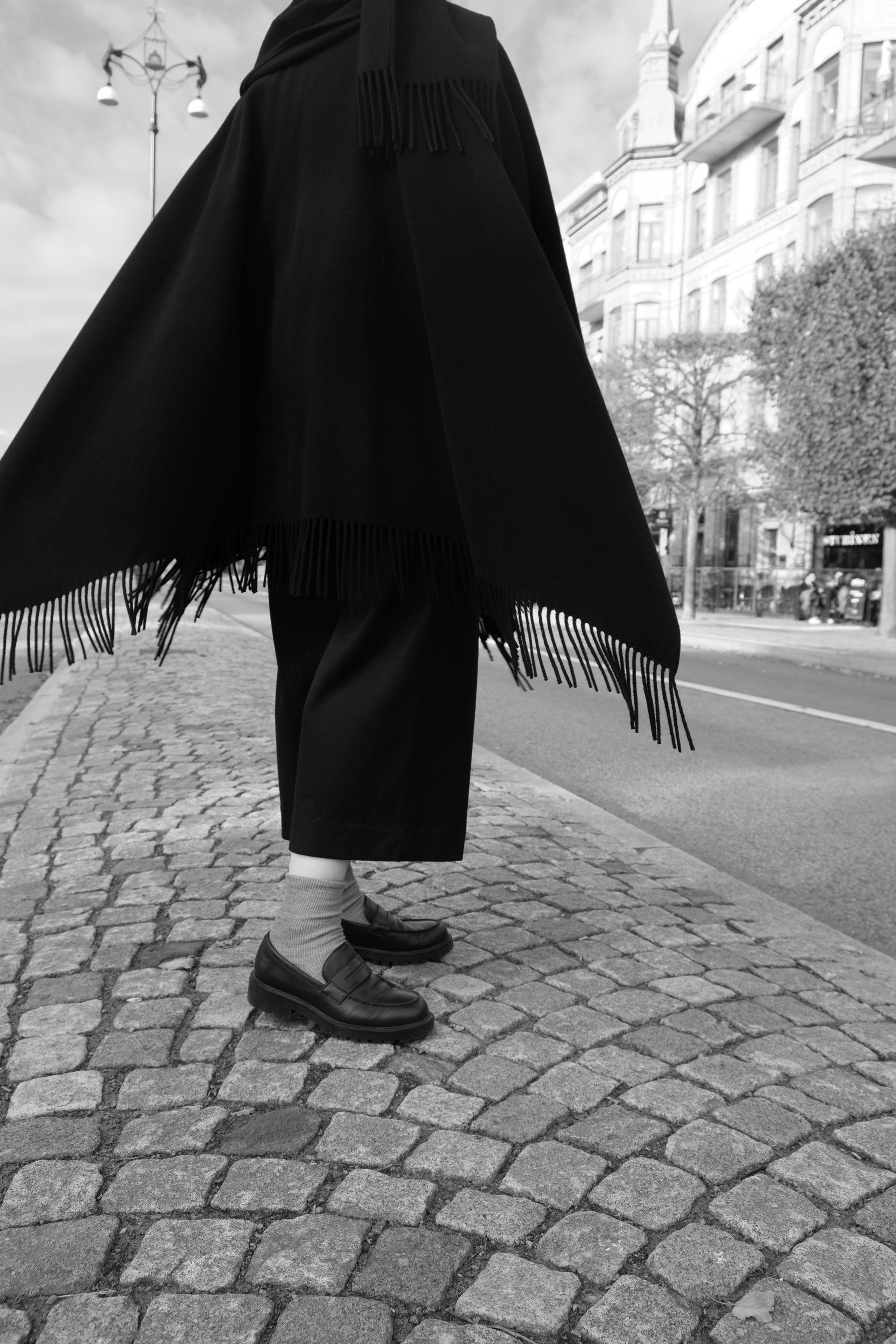 FRINGE WOOL CAPE