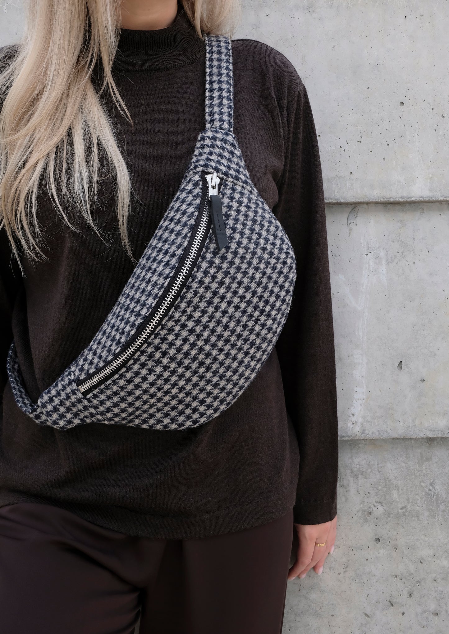 HOUNDSTOOTH TWEED BUM BAG