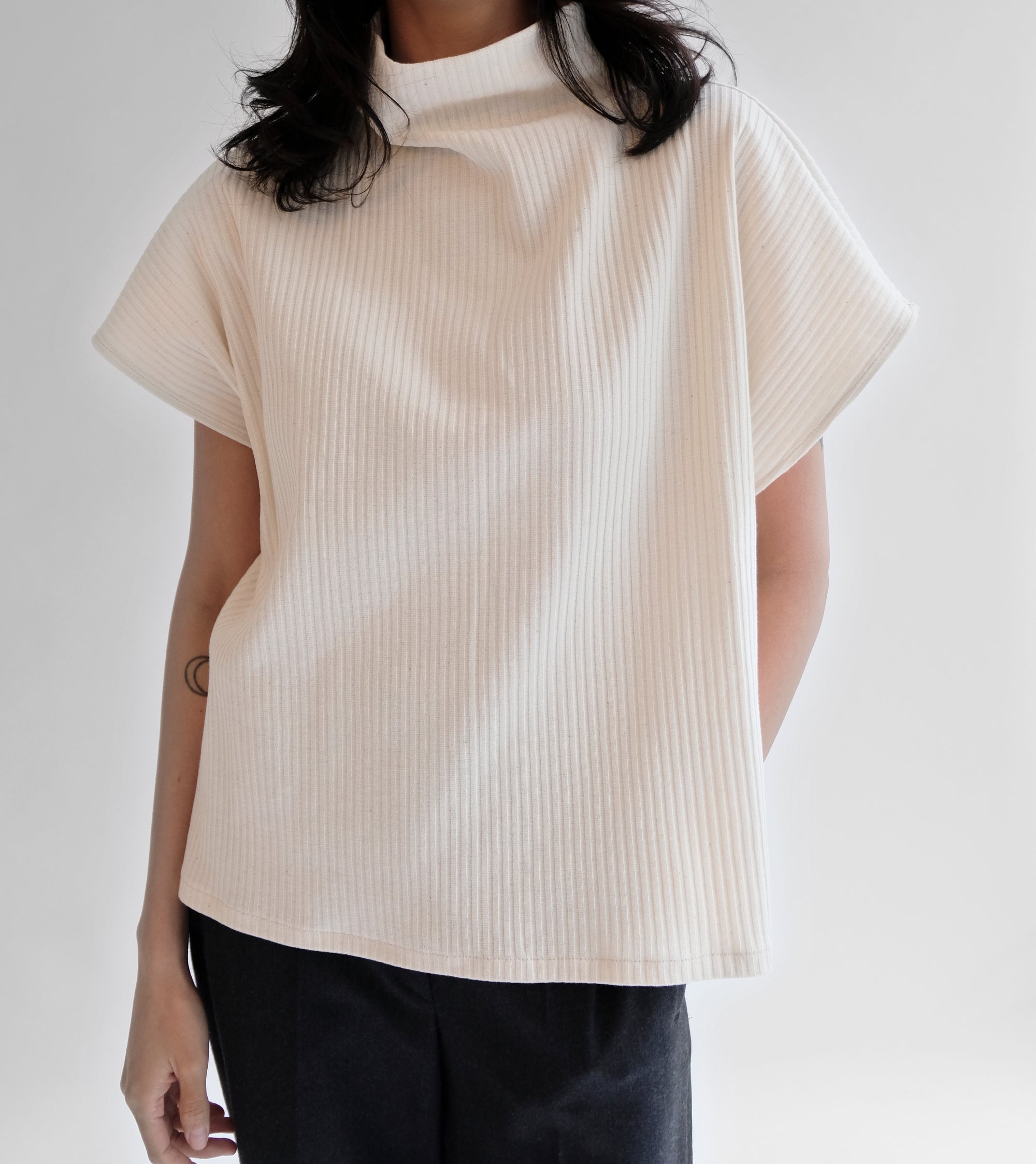 HIGH NECK T-SHIRT